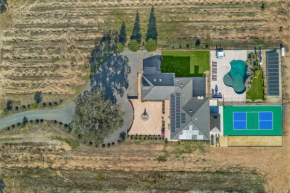 Luxury 4 Acre Estate - Pickleball, Pool, Hot Tub!